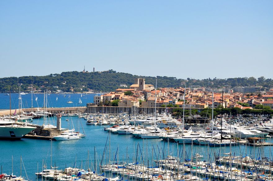  Centre International D'Antibes - Sprachschule Le Port am Hafen von Antibes